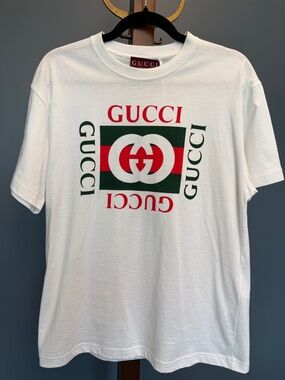 Gucci White Graphic Logo Short Sleeve Tee with Red and Green Print Authentic NWT